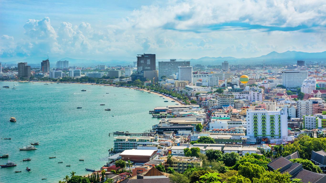 Kitesurfing in Pattaya, Thailand with Kiteboarding Asia